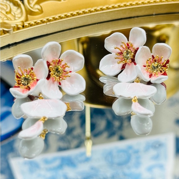 🆕 LES NEREIDES 🧿 NWOT White Cherry Blossom Dangling Earring - Picture 5 of 17